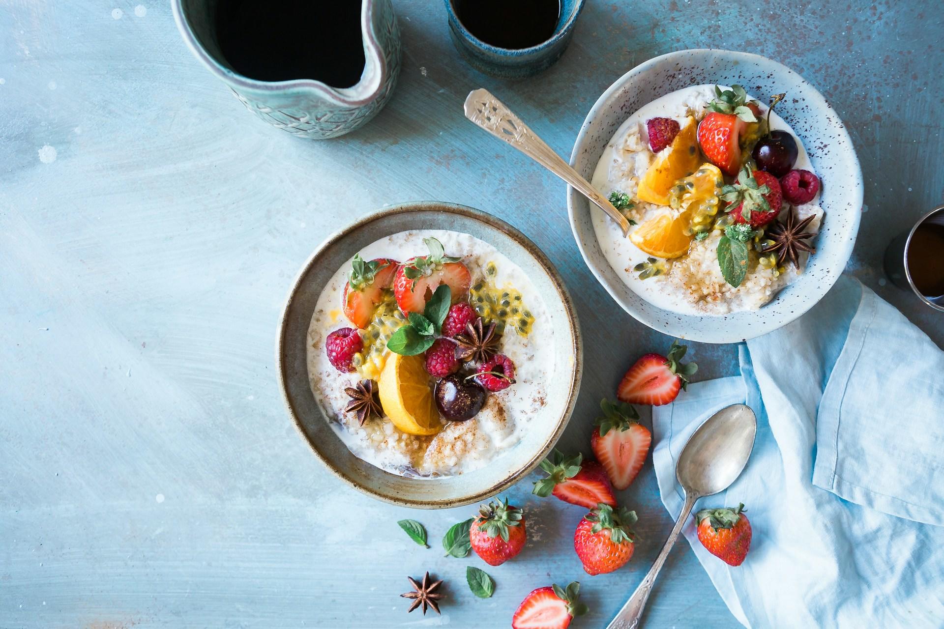 Petit déjeuner avec fruits et yaourt