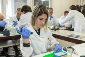 Le travail du scientifique a expliqué aux enfants