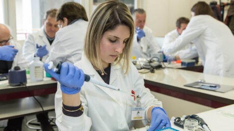 Le travail du scientifique a expliqué aux enfants