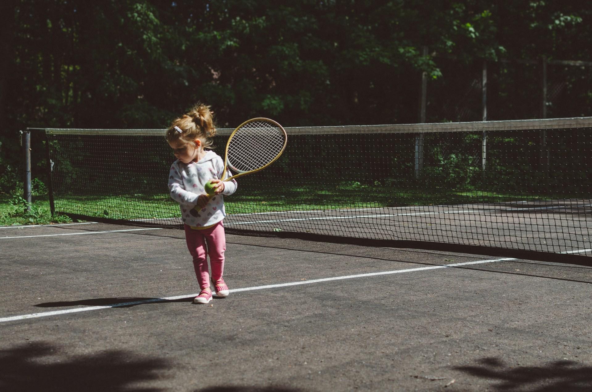 Petite fille avec raquette de tennis