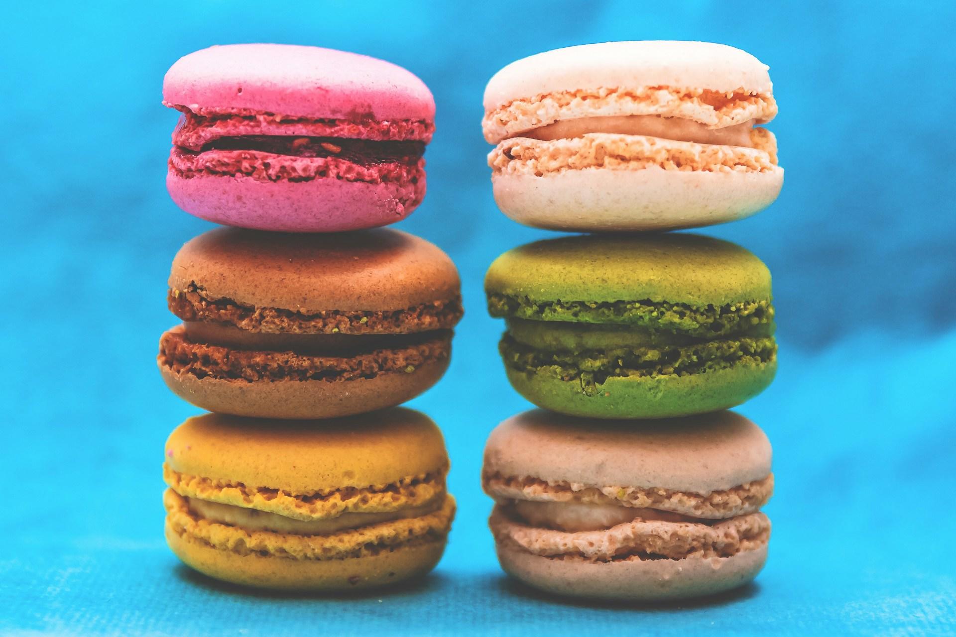 Un ensemble de macarons colorés. 