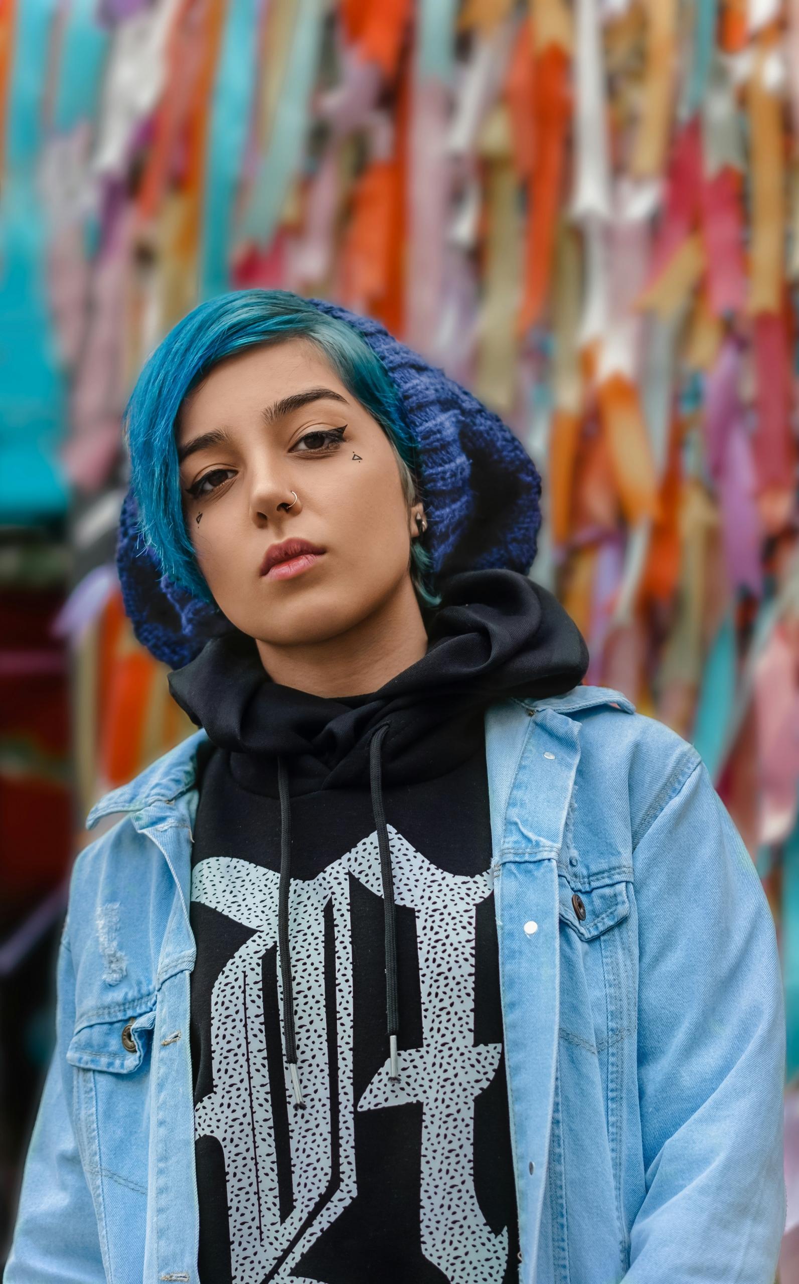 Fille portant des vêtements urbains
