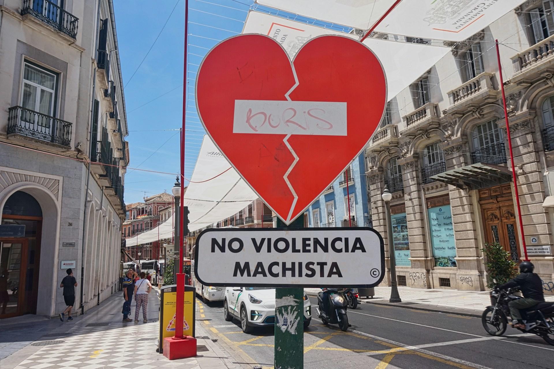 Route espagnole avec panneau contre la violence contre les femmes