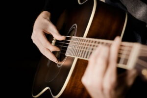 10 astuces simples pour commencer à jouer de la guitare immédiatement