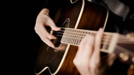 10 astuces simples pour commencer à jouer de la guitare immédiatement