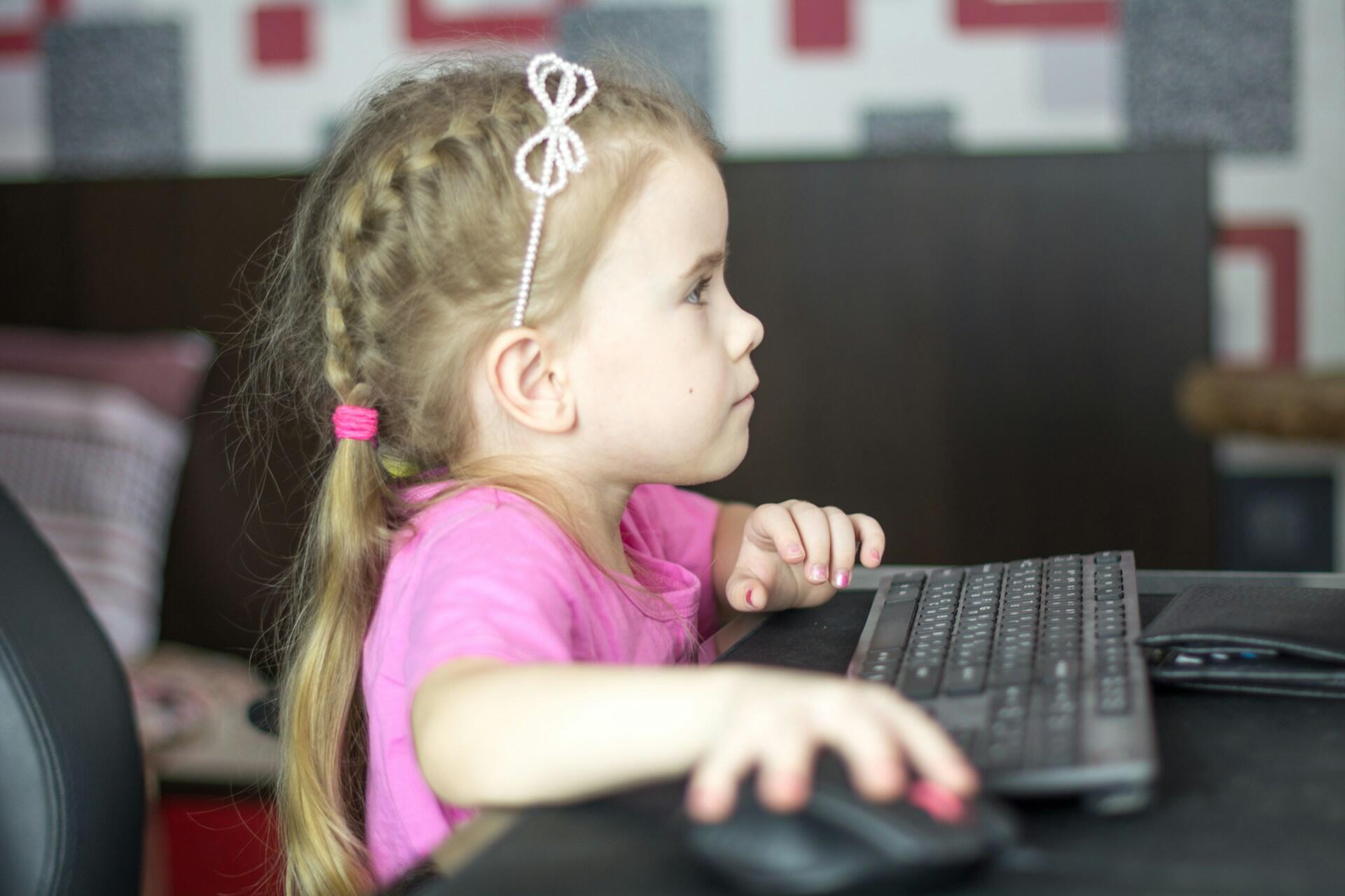 Petite fille qui utilise le clavier PC
