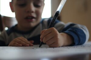 Quels symptômes la dysgraphie présente-t-elle?