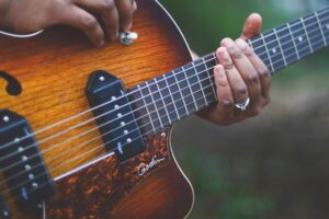 Apprenez à jouer de la guitare: quelques conseils pratiques sur la façon de commencer