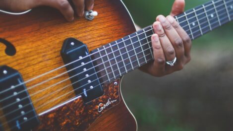 Apprenez à jouer de la guitare: quelques conseils pratiques sur la façon de commencer