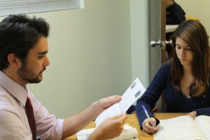 Pourquoi les parents doivent-ils être remplacés par un enseignant privé?