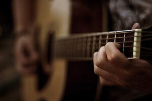 Combien coûte une guitare folklorique? Conseils et prix