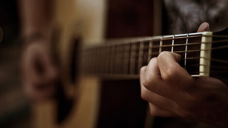 Combien coûte une guitare folklorique? Conseils et prix