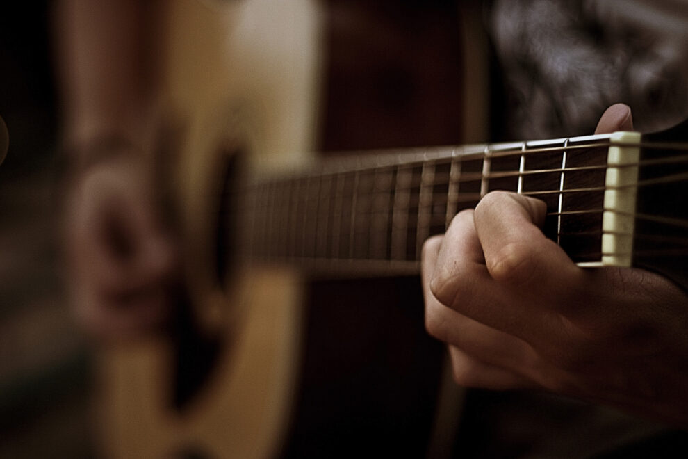 Combien coûte une guitare folklorique? Conseils et prix