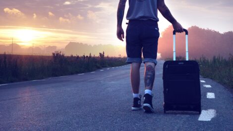 Comment voyager avec peu d'argent: astuces des étudiants