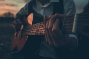 10 raisons pour lesquelles il vaut la peine d'apprendre à jouer de la guitare