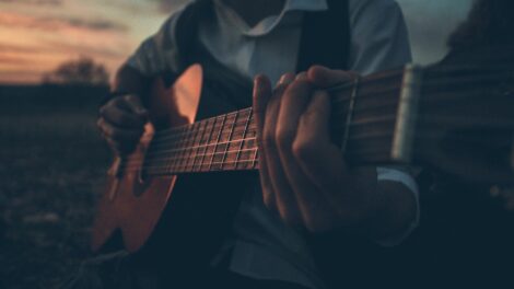 10 raisons pour lesquelles il vaut la peine d'apprendre à jouer de la guitare