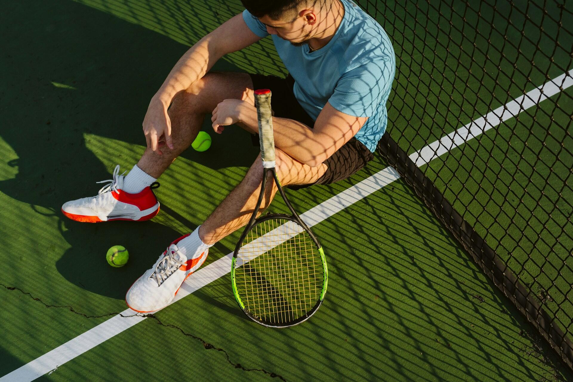 Un joueur de tennis de repos.