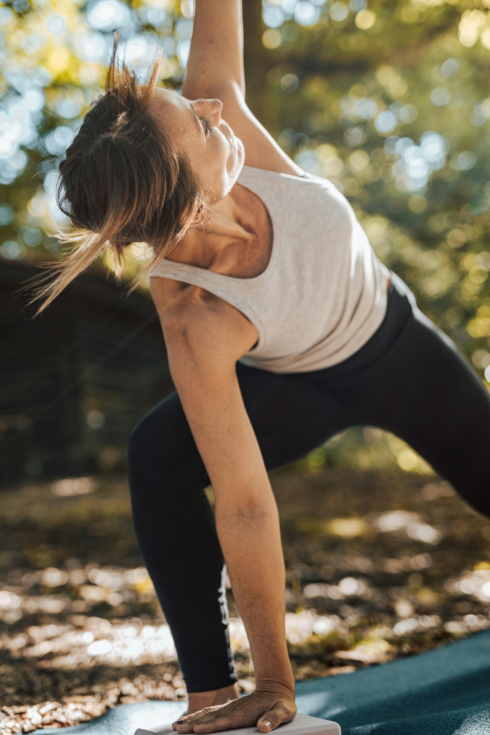 Femme faisant des exercices de gymnastique à l'extérieur.