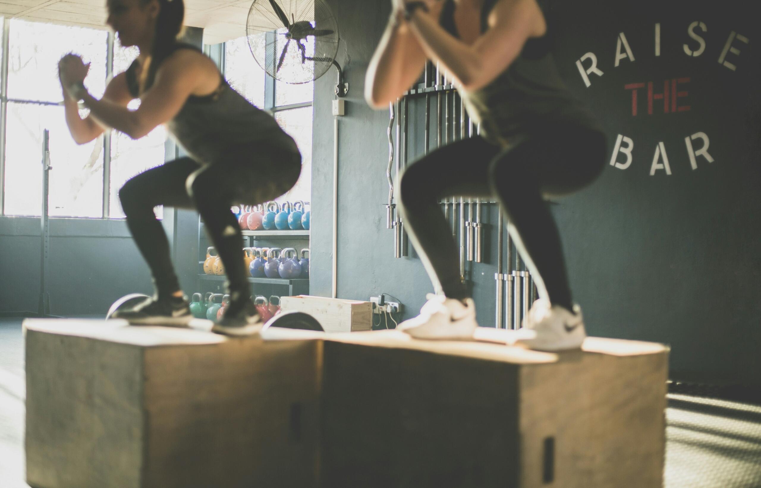Deux personnes font des squats.