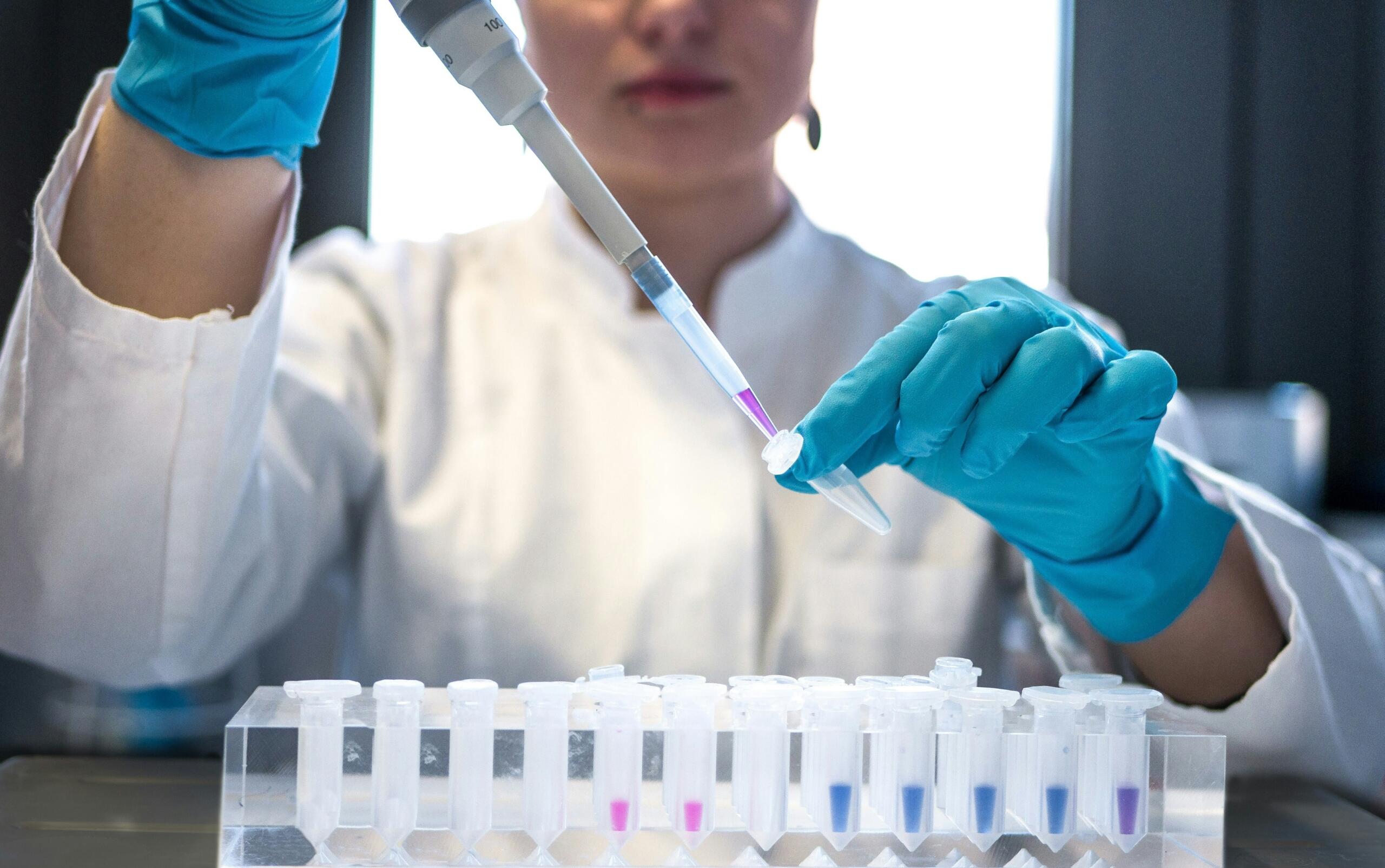 Fille dans un laboratoire d’essais.