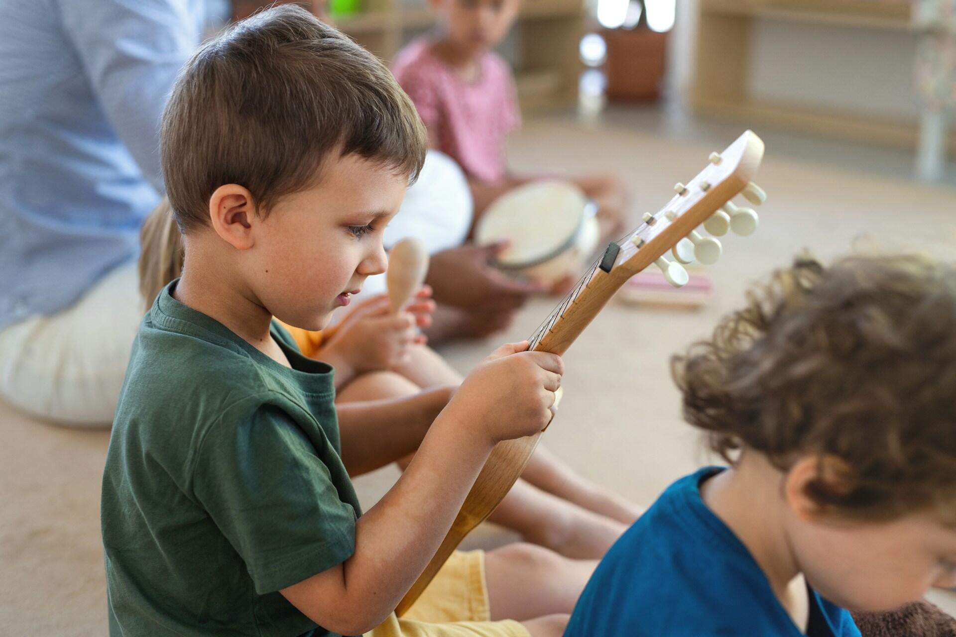 Un groupe d'élèves chante et joue sur des chansons faciles pour les enfants.