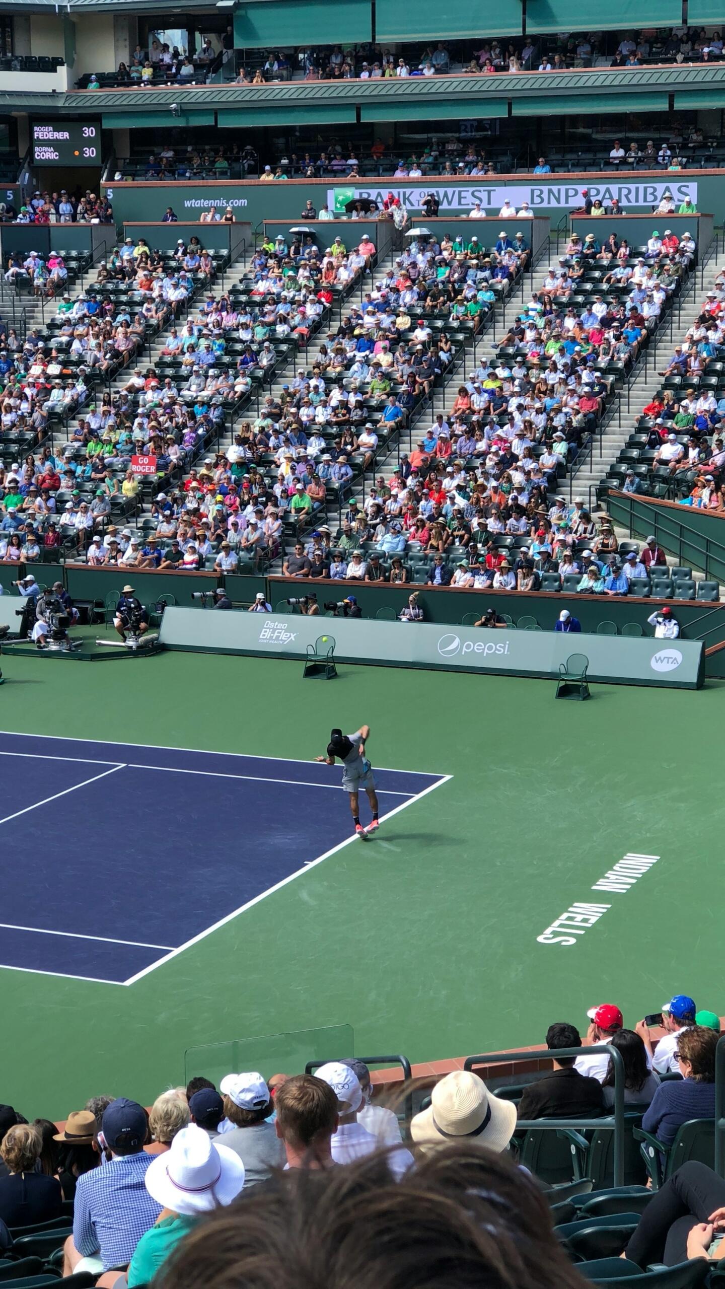 Un match de tennis vu des tribunes.