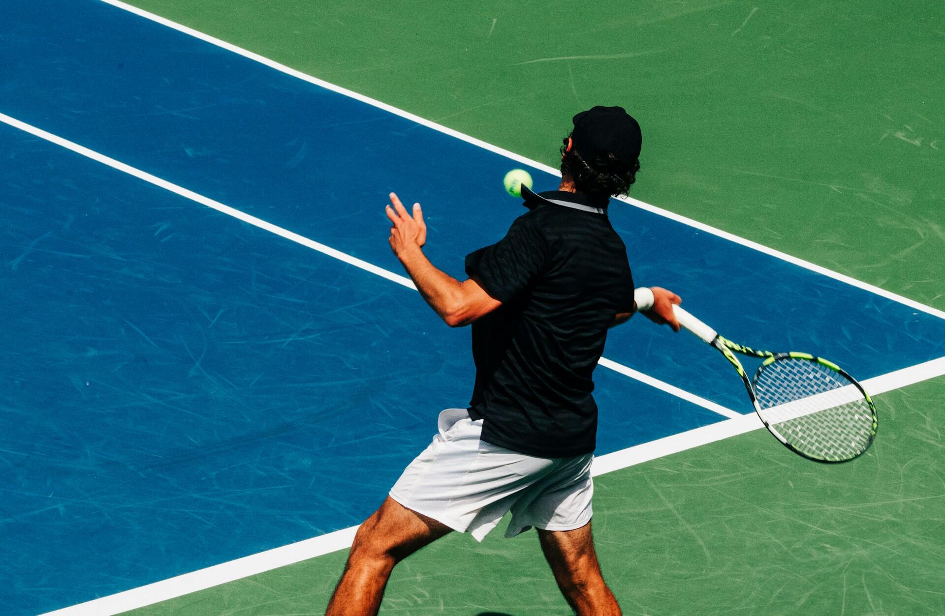 Un joueur de tennis se prépare à servir.